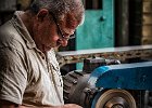 7_POLISHING A KNIFE HANDLE.JPG